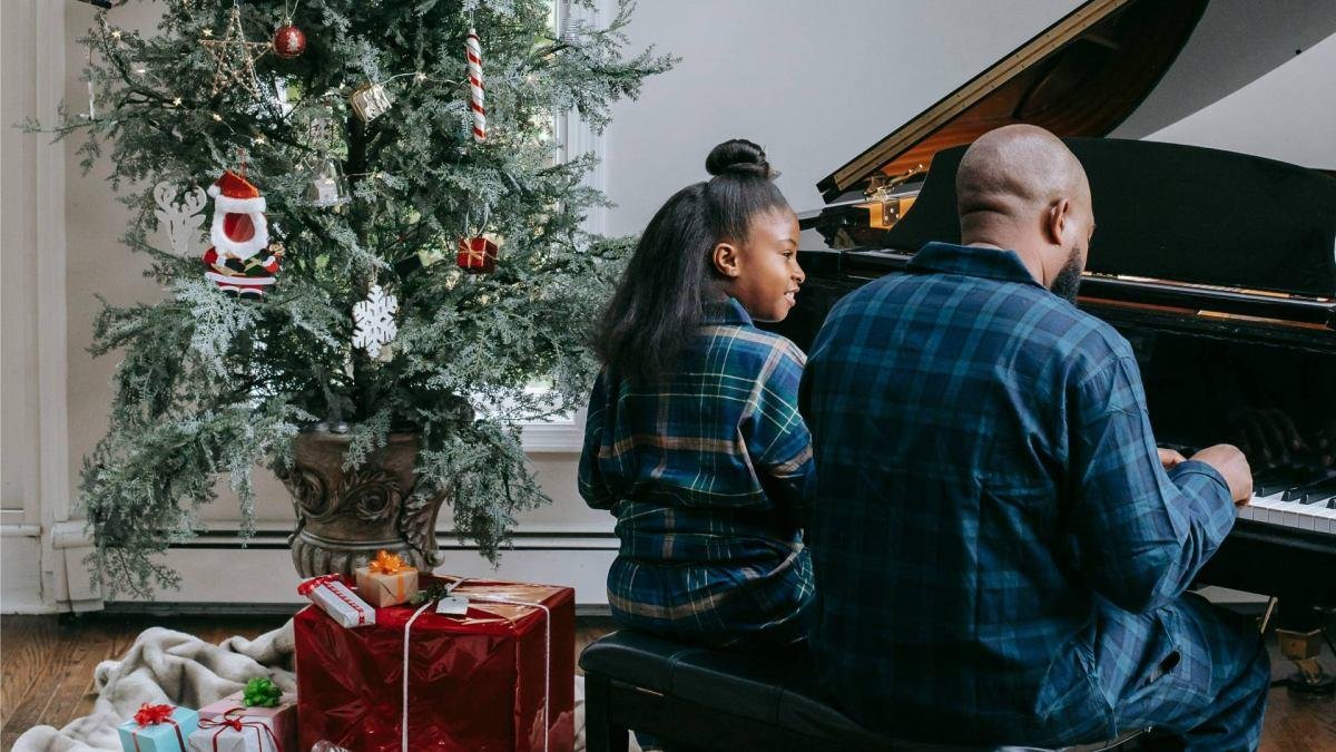 Christmas Piano Duets: Four Hands or Two Pianos?